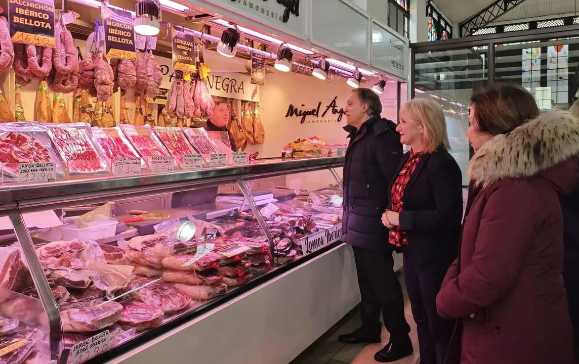 Imagen de la visita al mercado realizada este lunes por representantes de la Junta.