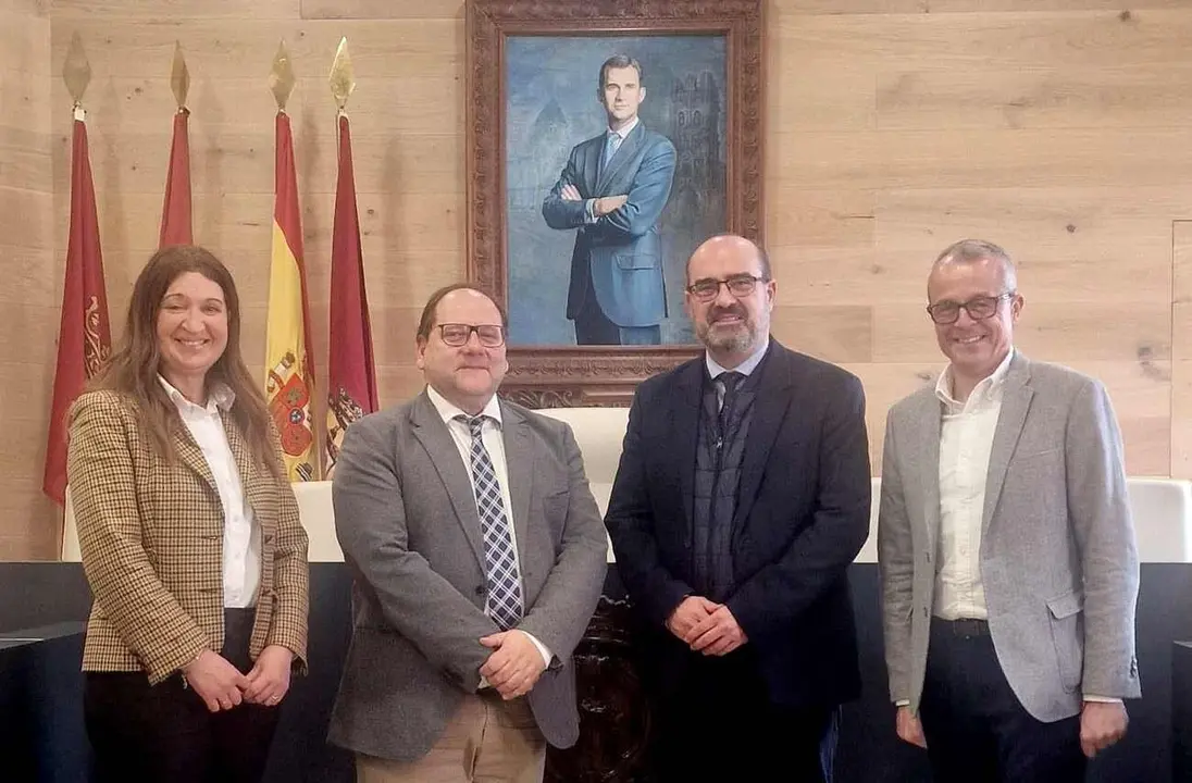 Foto de familia a la conclusión de la reunión mantenida en La Bañeza.