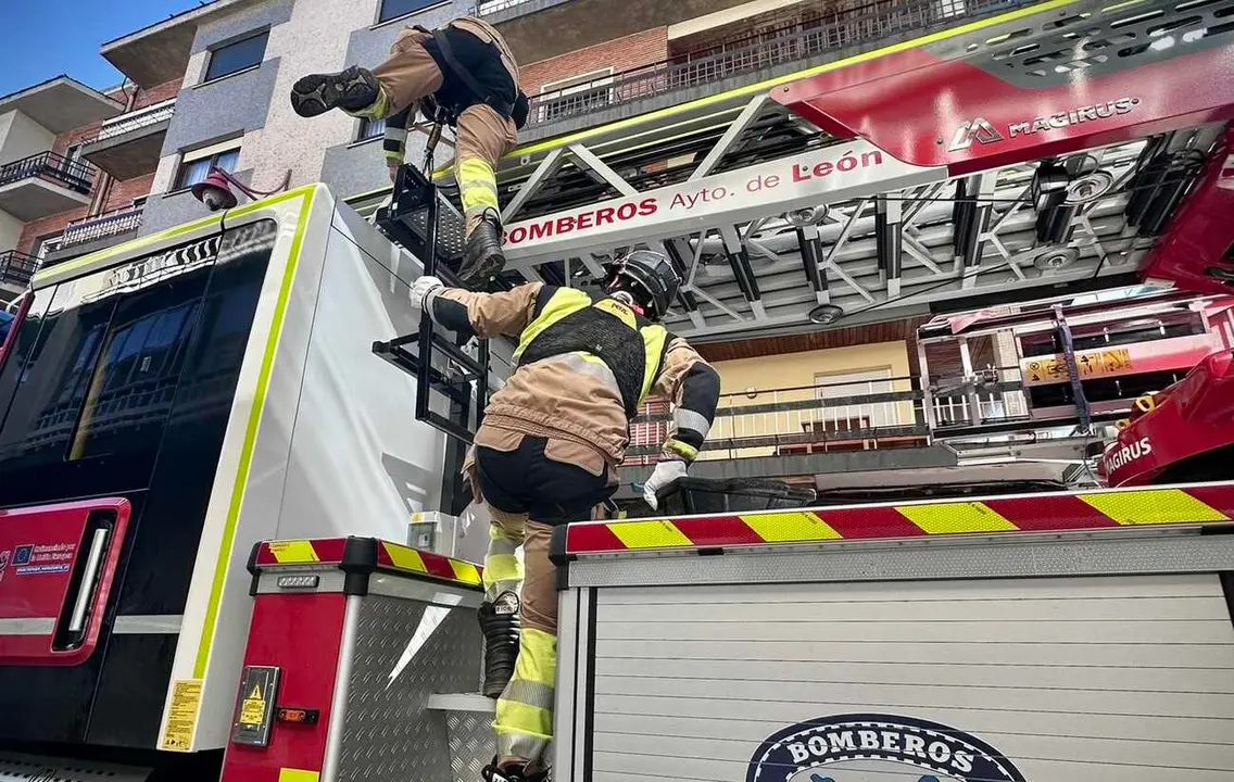 Efectivos de Bomberos León, durante una intervención.