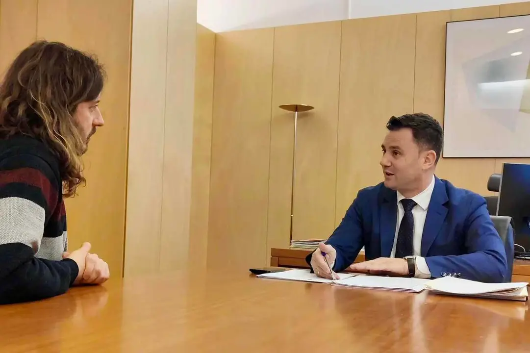 Un instante del encuentro entre el representante de la plataforma y el secretario general de los socialistas en León.