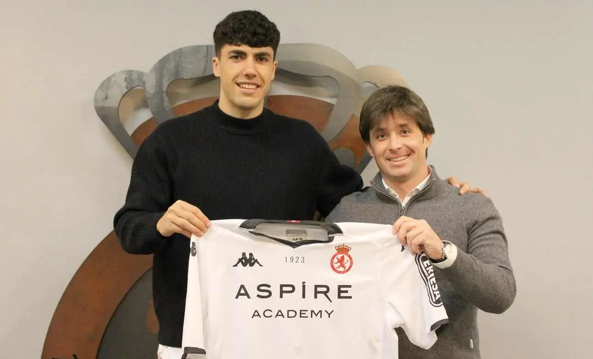 Adrián, junto al director deportivo de la Cultural, posa tras su renovación.