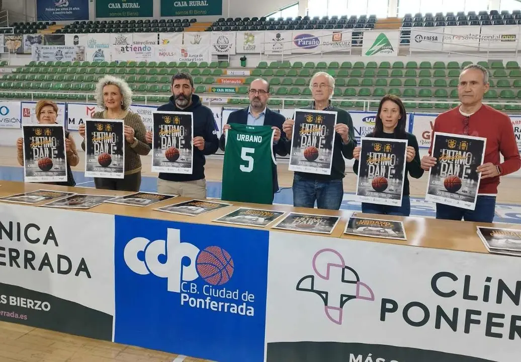 Un instante de la presentación del homenaje.