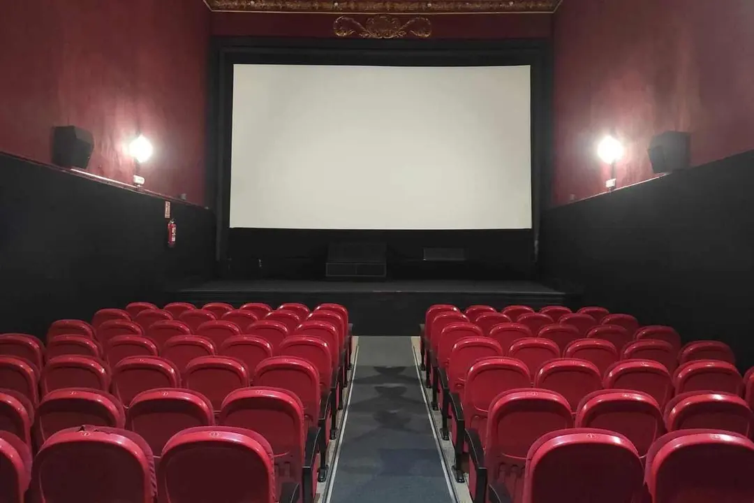 Imagen del interior de la sala del Cine Velasco de Astorga.