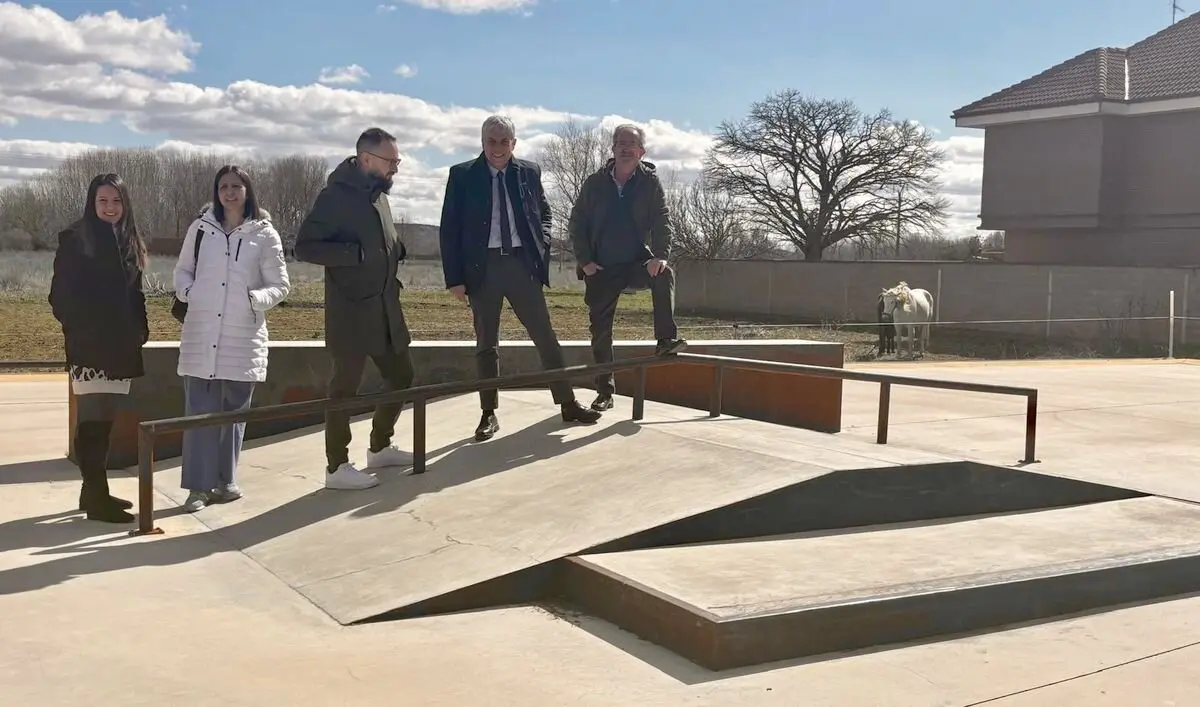 Eduardo Diego visita el skatepark de Vilecha, localidad en la que la administración autonómica invirtió 39.109,41 euros en el año 2022, a través del Fondo de Cooperación Económico Local General.