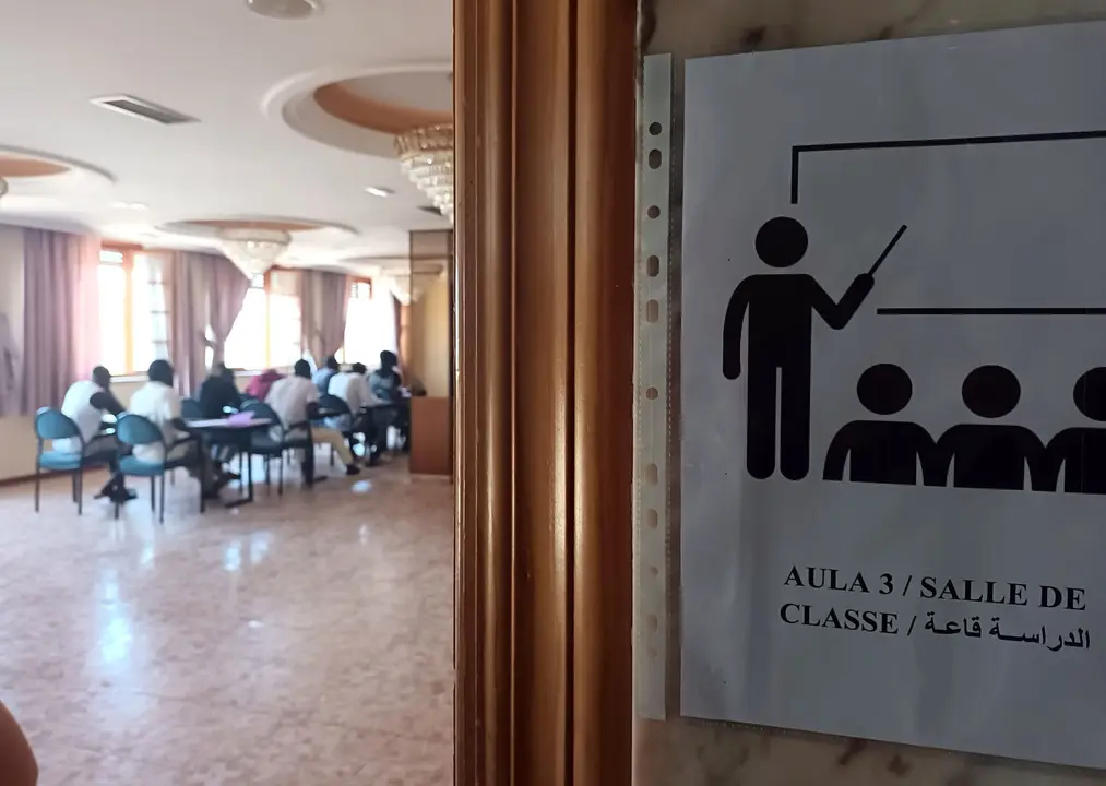 Un grupo de migrantes recibe clases en una aula habilitada en el Chalet de Pozo.
