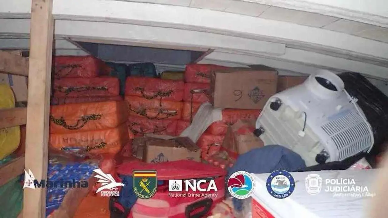 Imagen del interior del submarino capturado en aguas internacionales.