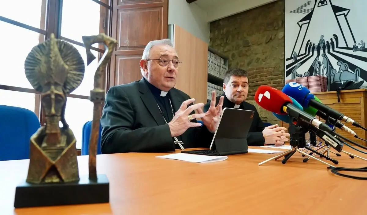 El obispo de León, Luis Ángel de las Heras, y el vicario general de la Diócesis, Luis García.