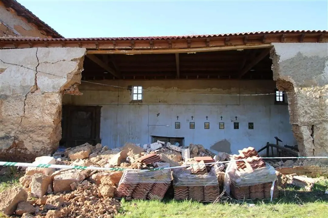 Imagen de la iglesia tras producirse el derrumbe de parte de su estructura. Foto: leonsurdigital.com