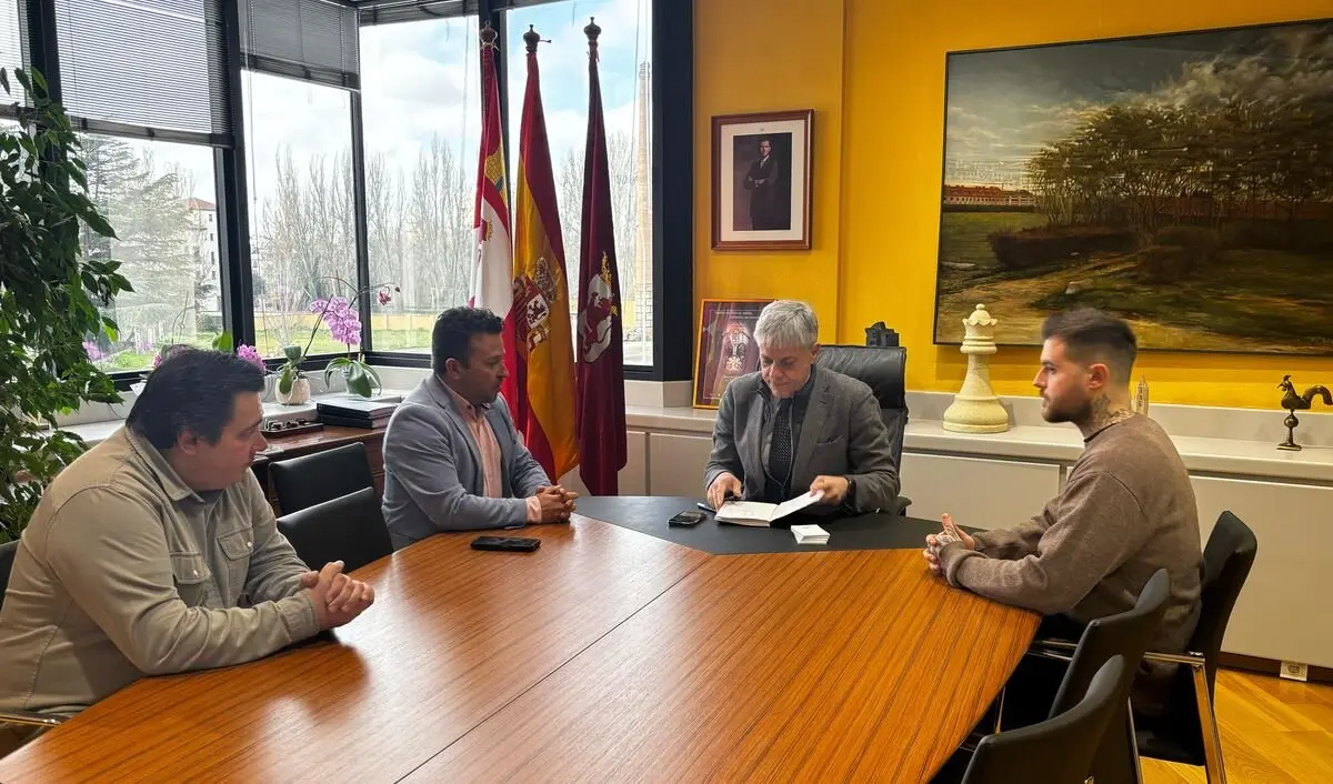 El delegado de la Junta en León recibe a la nueva directiva de la Asociación de Empresarios de Astorga y Comarca.