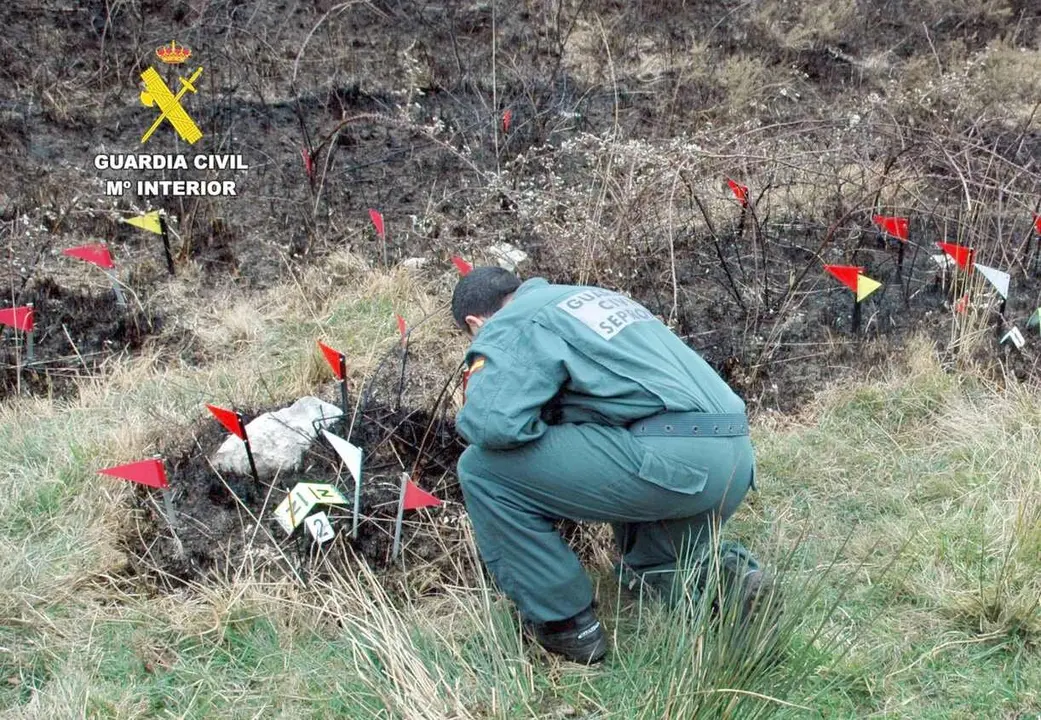 Un guardia civil, durante la investigación de un incendio.
