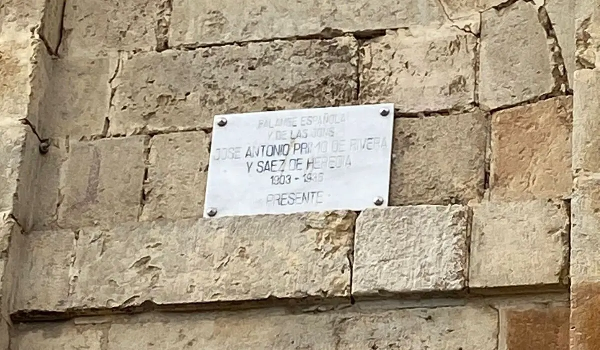 Placa adosada a la iglesia de San Marcelo en honor a José Antonio Primo de Rivera que será retirada en los próximos días en cumplimiento de la Ley de Memoria Democrática.