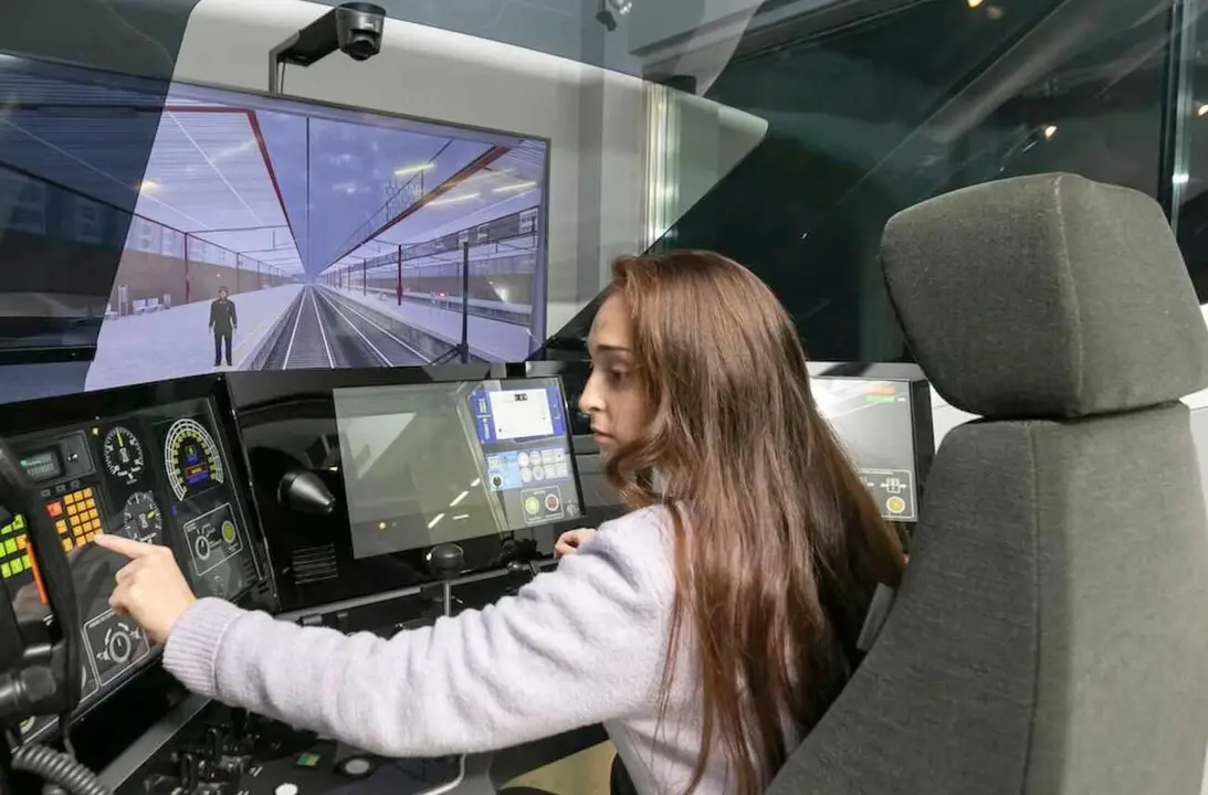 Imagen de una maquinista, durante sus prácticas en simulador.