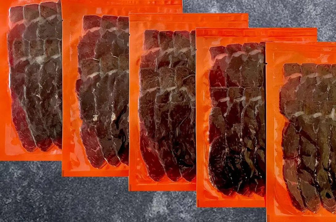 Empaquetados de cecina, un producto que la UPL pedía en los kit de supervivencia recomendados por la UE.