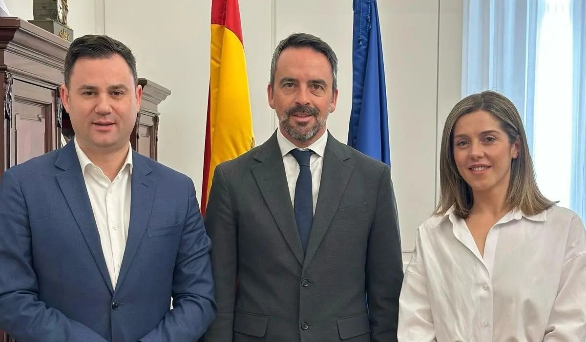 (I - D) Javier Alfonso Cendón, secretario general del PSOE de León; Manuel Olmedo, secretario de Estado de Justicia; y Lorena Valle, secretaria de Igualdad del PSOE de Castilla y León.