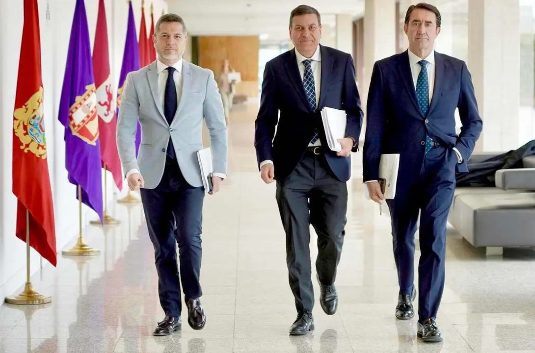 El consejero de Economía y Hacienda y portavoz, Carlos Fernández Carriedo, comparece en la rueda de prensa posterior al Consejo de Gobierno.