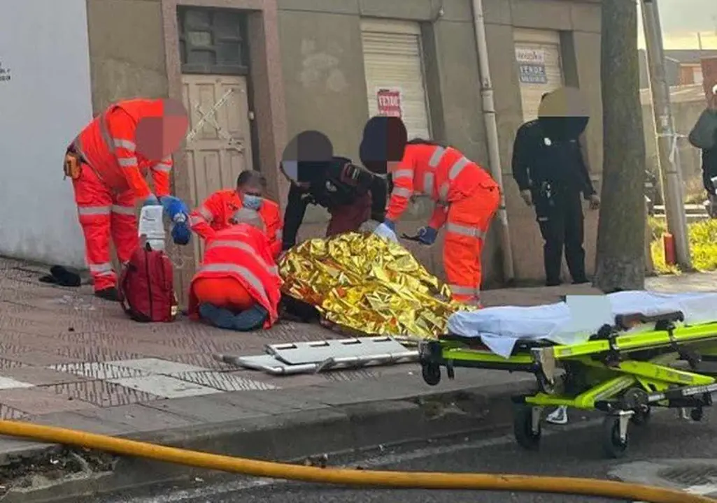 Imagen de los equipos de emergencias auxiliando al herido.