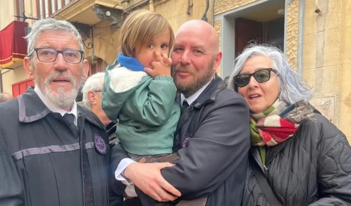 Jorge junto a sus padres y su sobrino.