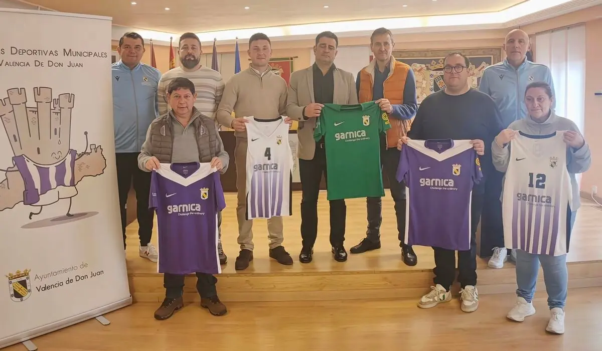 Garnica patrocina las equipaciones de más de 150 niños de las Escuelas Deportivas de Valencia de Don Juan.