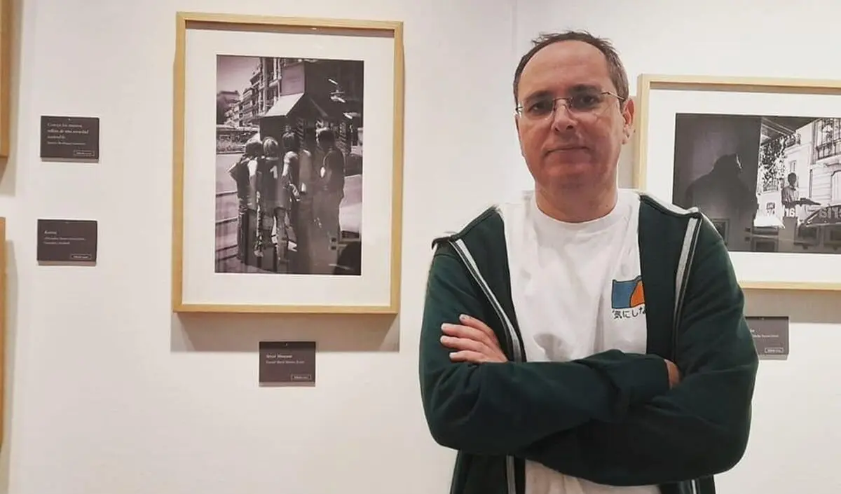 Pascual Marín Marina junto a una de sus obras.