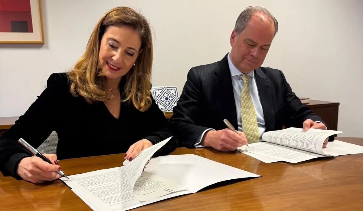 Firma convenio Nuria Alonso (Cepa) y Enrique Marazuela (Comillas).