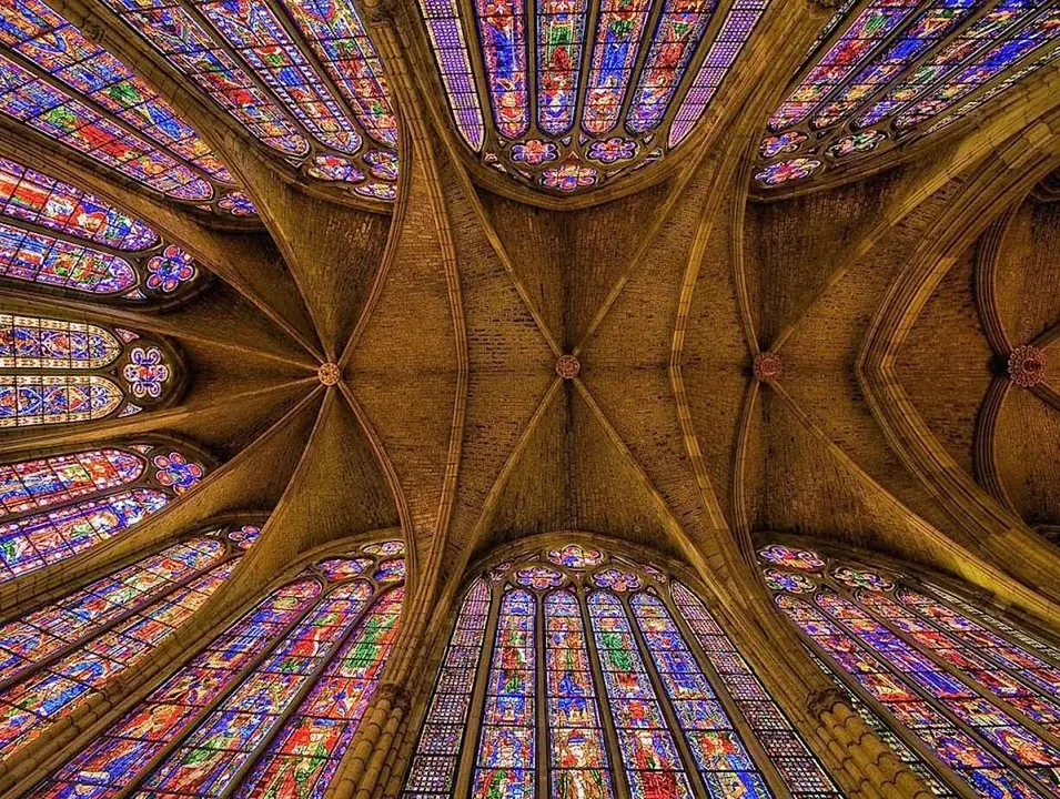 Imagen de una parte de las vidrieras de la Catedral de León.