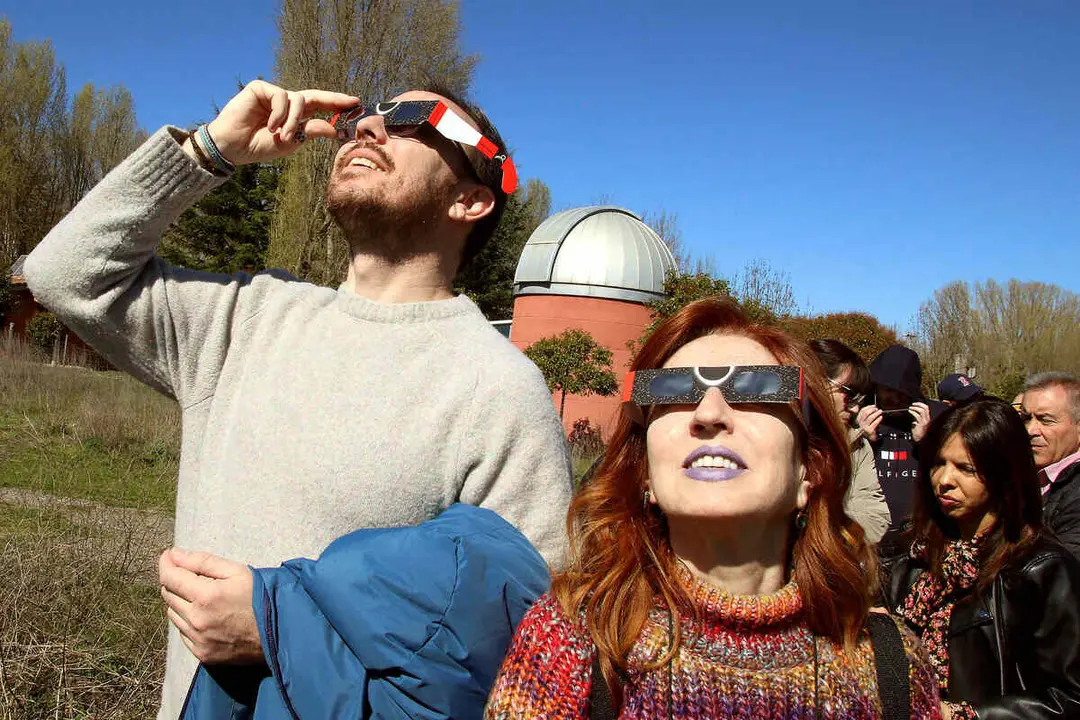 La Asociaci&oacute;n de Astronom&iacute;a de Le&oacute;n organiza una observaci&oacute;n p&uacute;blica del eclipse parcial de Sol. Foto: Peio Garc&iacute;a.