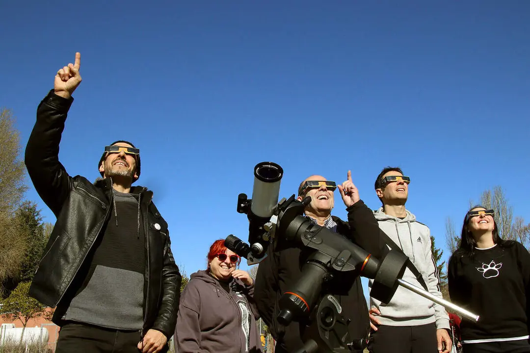 La Asociaci&oacute;n de Astronom&iacute;a de Le&oacute;n organiza una observaci&oacute;n p&uacute;blica del eclipse parcial de Sol. Foto: Peio Garc&iacute;a.