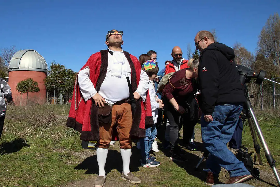 La Asociaci&oacute;n de Astronom&iacute;a de Le&oacute;n organiza una observaci&oacute;n p&uacute;blica del eclipse parcial de Sol. Foto: Peio Garc&iacute;a.