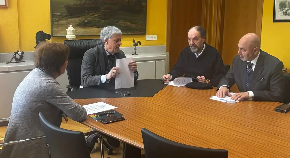 La Academia de las Artes, las Letras y las Ciencias de León presenta al delegado territorial la programación de este año.