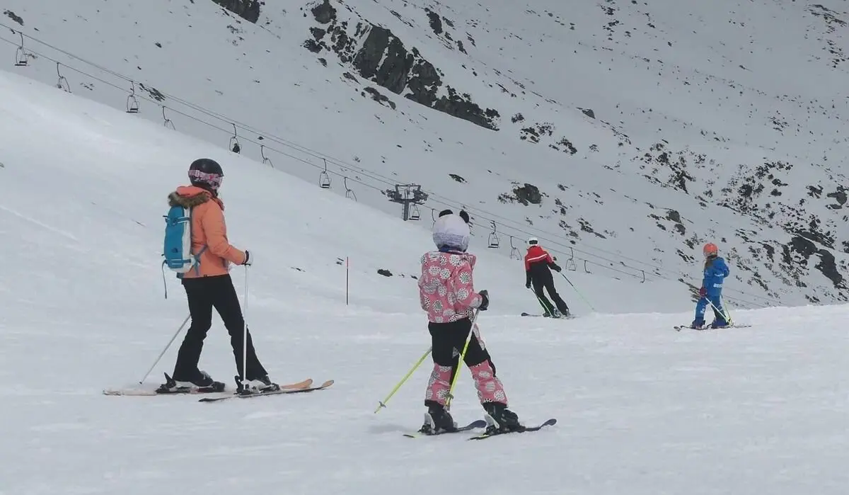 La estación de San Isidro recibe más de 5.000 esquiadores en el último fin de semana de marzo.