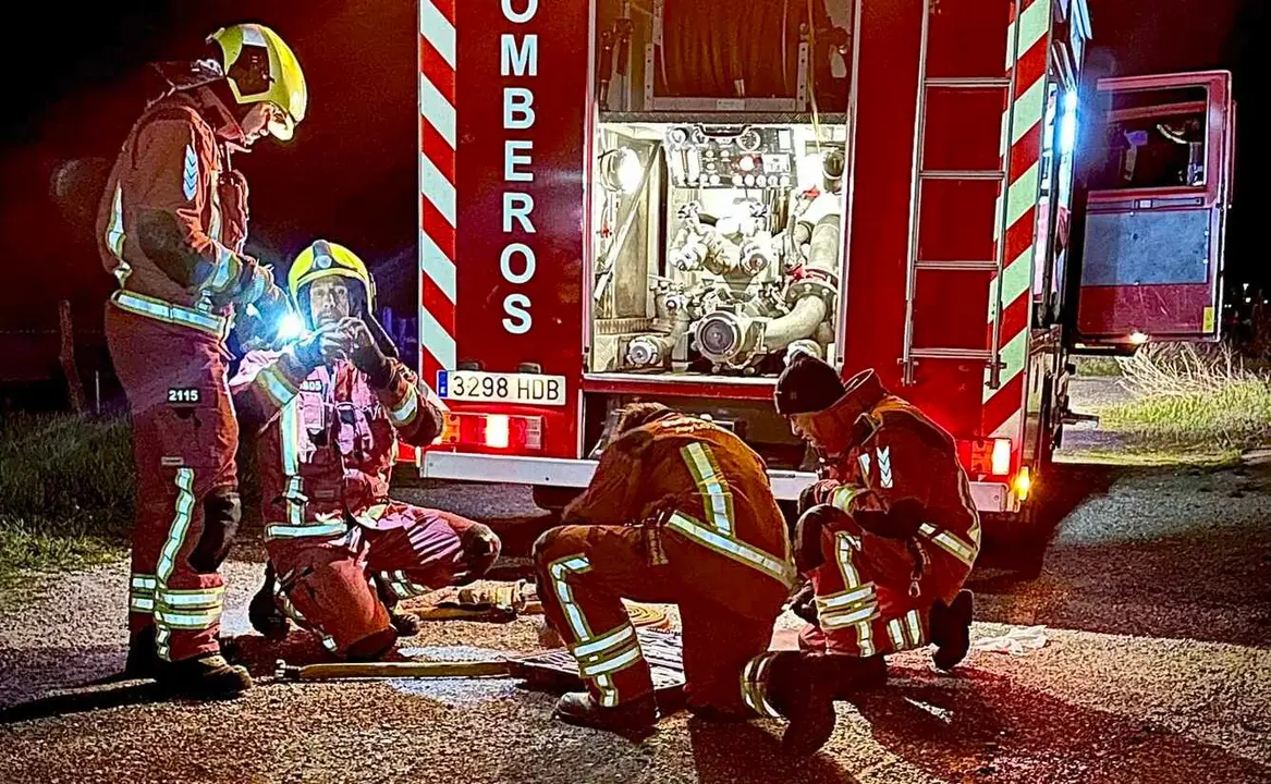 Efectivos de Bomberos interviniendo durante un incendio.