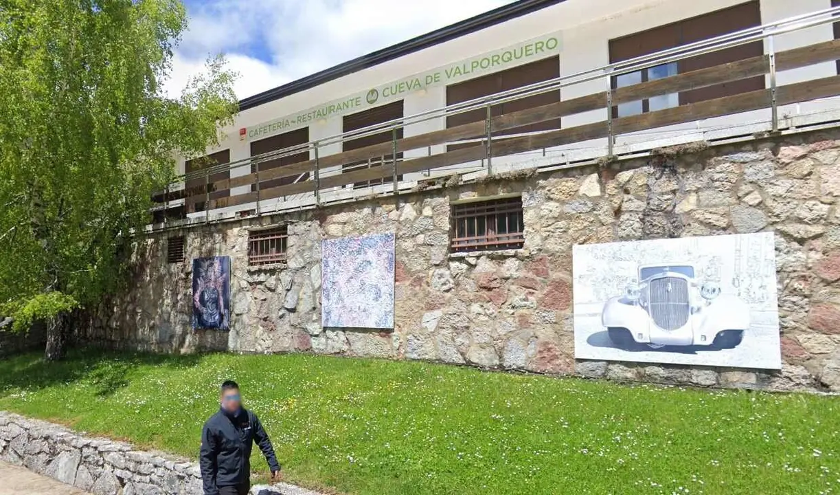 Imagen de la cafetería de la Cueva de Valporquero, cerrada al público desde hace años.
