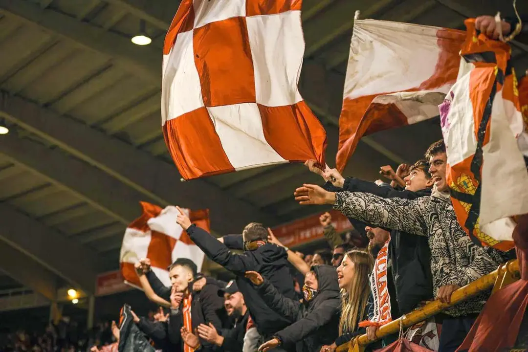 Aficionados de la Cultural y Deportiva Leonesa durante un partido en el Reino de León.