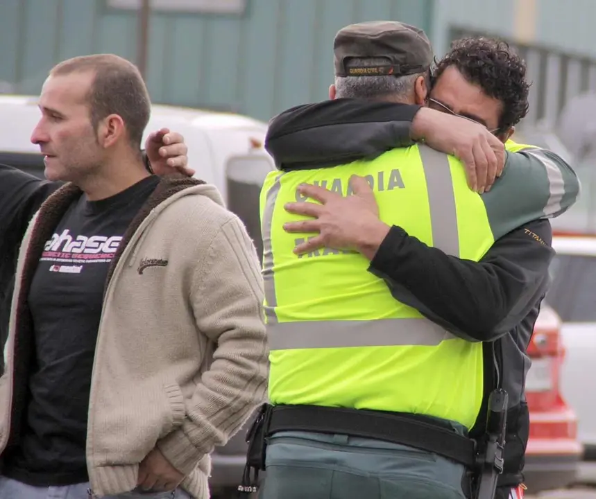 Familiares y amigos de los fallecidos en la entrada del Pozo Emilio del Valle en localidad leonesa de Llombera de Gordón en una de las últimas y más graves tragedias dimeras. Foto: Peio García