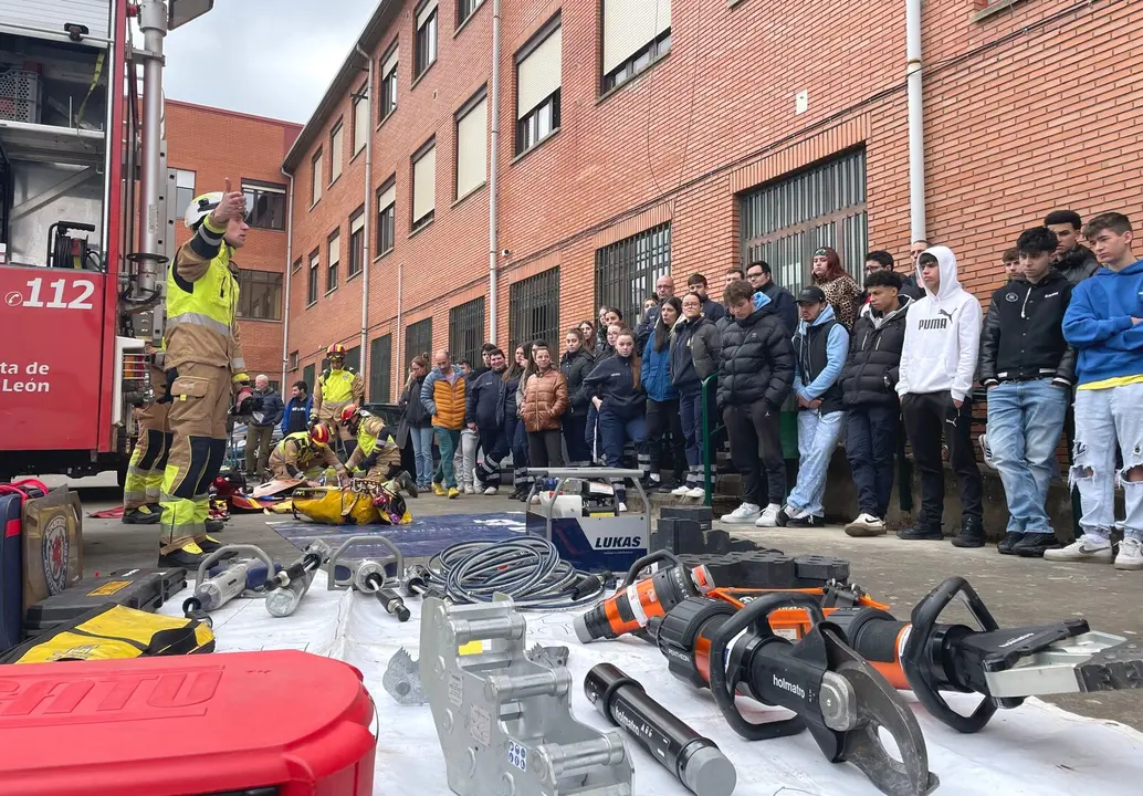 Los Bomberos del Ayuntamiento comparten un simulacro con los alumnos del IES Giner de los Ríos.