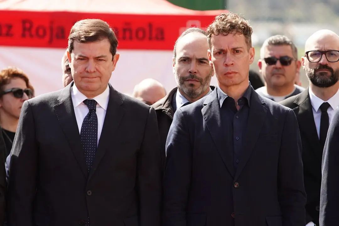 El presidente de la Junta, Alfonso Fernández Mañueco y el alcalde de Villablino, Mario Rivas, durante el minuto de silencio realizado en el acto de recibimiento de los mineros fallecidos en Villablino. Foto: Campillo.