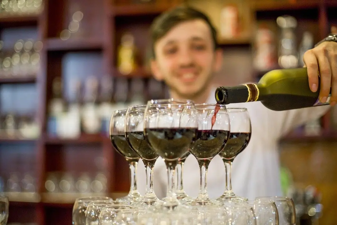 El sector servicios, especialmente vinculado a la hostelería, sigue siendo clave en la economía local.