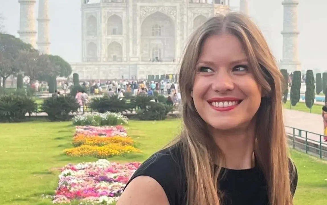 Diana García delante del Taj Mahal en la India.