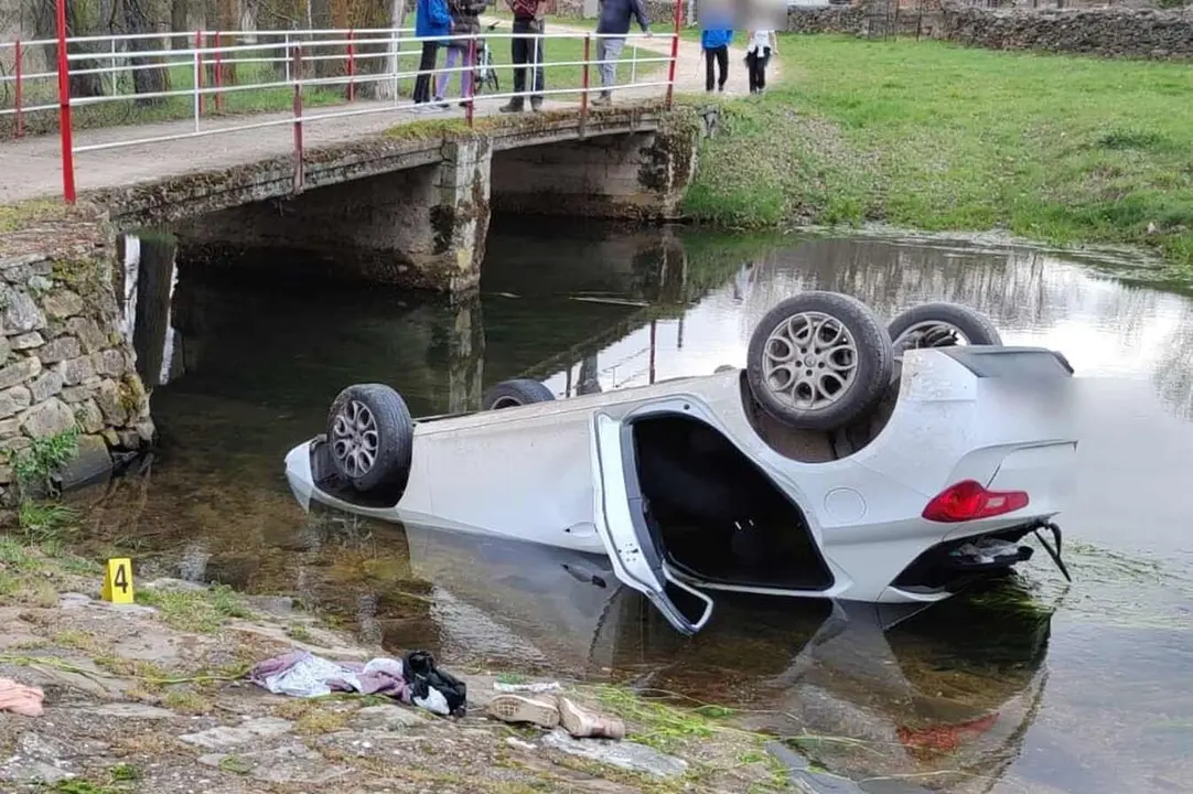 Imagen del vehículo en el cauce del río en una fotografía tomada por la Guardia Civil.