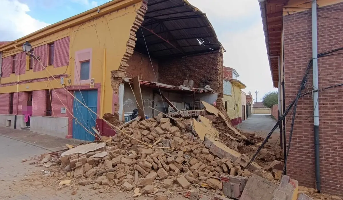 Caída de una fachada de una vivienda en Mansilla de las Mulas.