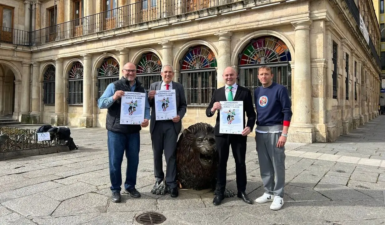 El concejal de Deportes, Vicente Canuria, junto al gerente de la Fundación Manuel Martínez, Manuel Martínez, el presidente del club Universidad de León Sprint Atletismo, Enrique Villacorta, y el responsable regional de Caja Rural, Alejandro Hidalgo.
