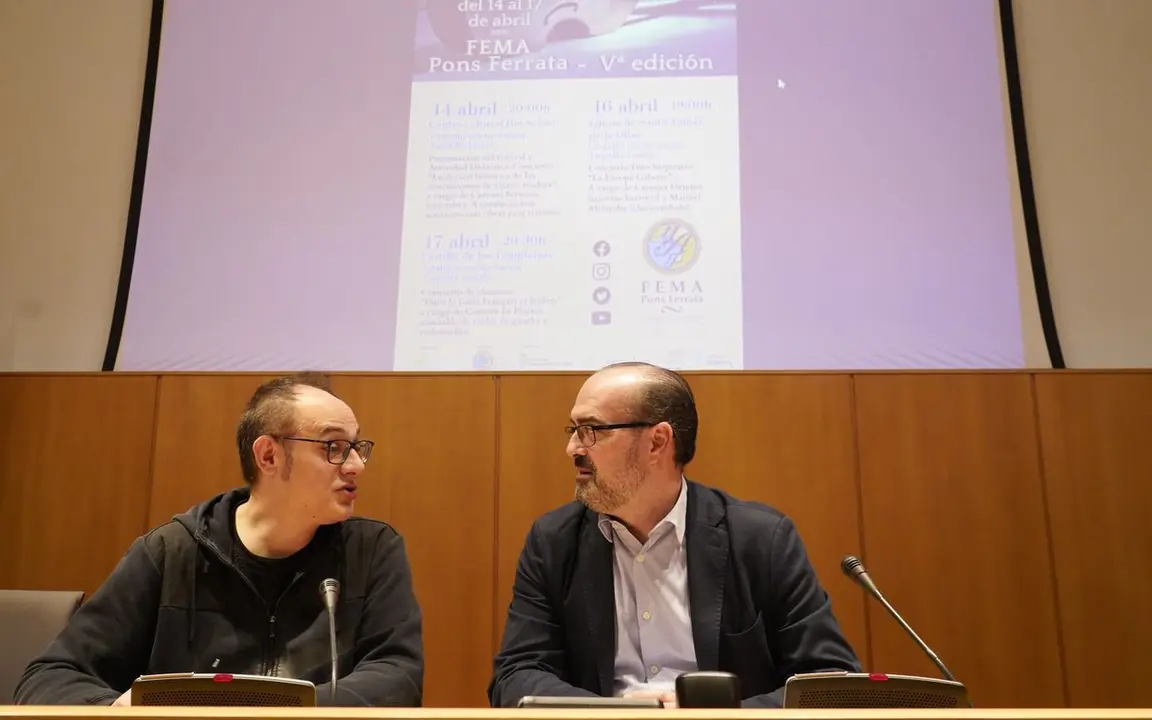 El alcalde de Ponferrada, Marco Morala (D), junto al compositor Manuel Alejandre (I), durante la presentación de la V edición del Festival de Música Antigua Pons Ferrata. Foto: César Sánchez.