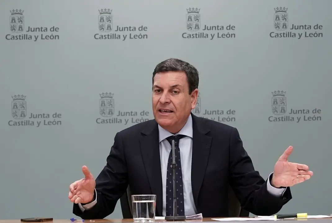 El consejero de Economía y Hacienda y portavoz, Carlos Fernández Carriedo, comparece en rueda de prensa posterior al Consejo de Gobierno. Foto: Rubén Cacho.