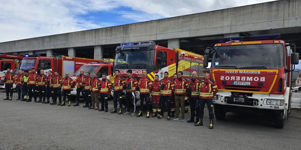 Homenaje del cuerpo de bomberos de Ponferrada por el fallecimiento de dos compañeros en Madrid.