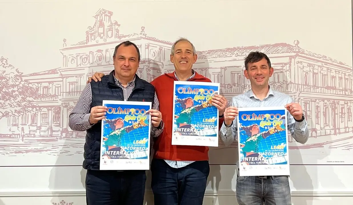 El concejal de Deportes, Vicente Canuria, acompañado del presidente del Club Olímpico de León, José Pedro Luengo, y el responsable de comunicación del club, David Álvarez.