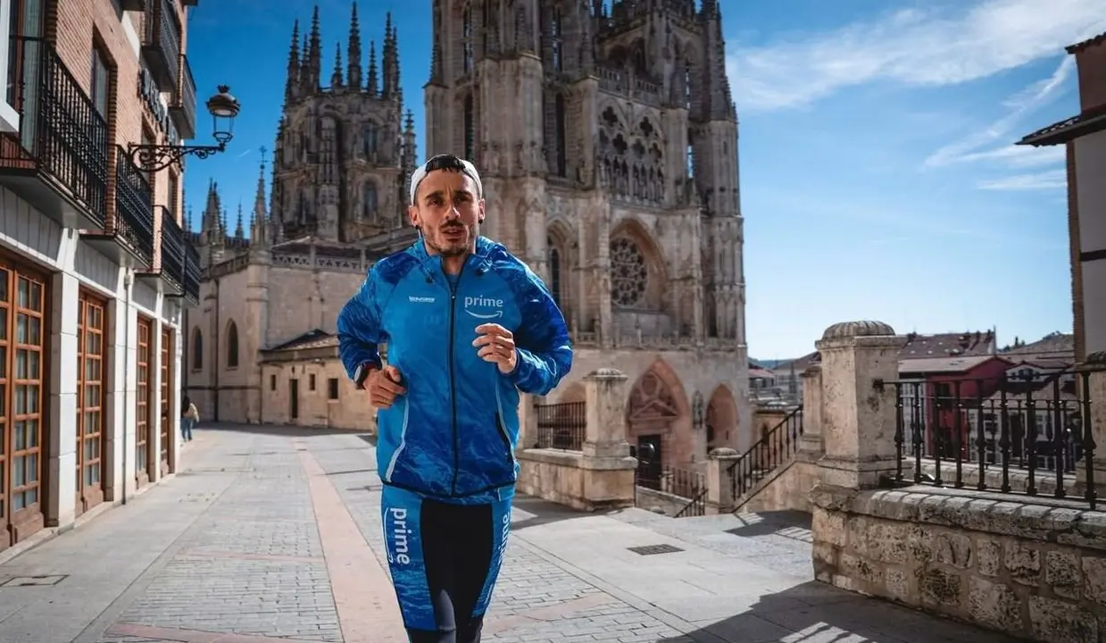 Iván Álvarez corriendo con la Catedral de León de fondo.