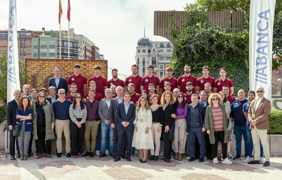 Este año tampoco ha podido faltar la foto de familia realizada con Abanca, la plantilla, cuerpo técnico y junta directiva del club en el Puente de Los Leones.