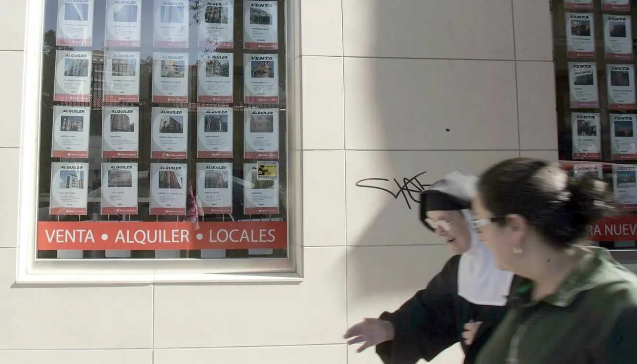 Inmobiliaria con anuncios de pisos de alquiler.