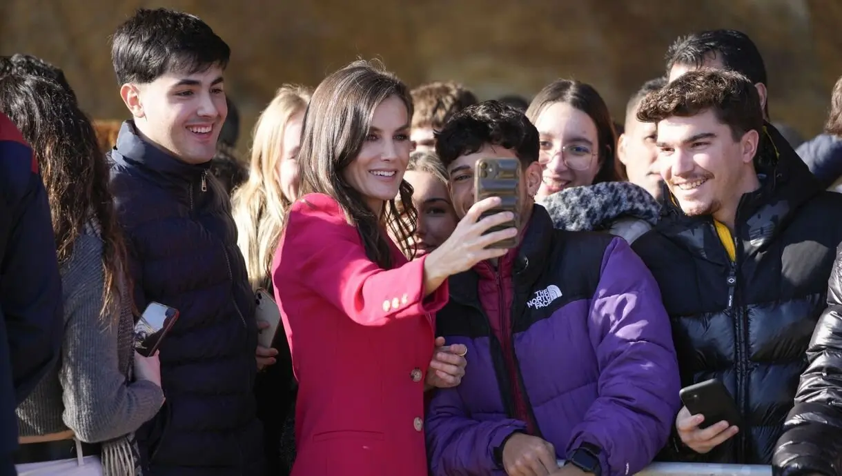 La Reina Letizia haciéndose un selfie con jóvenes en Lleida. Foto: Gtres.