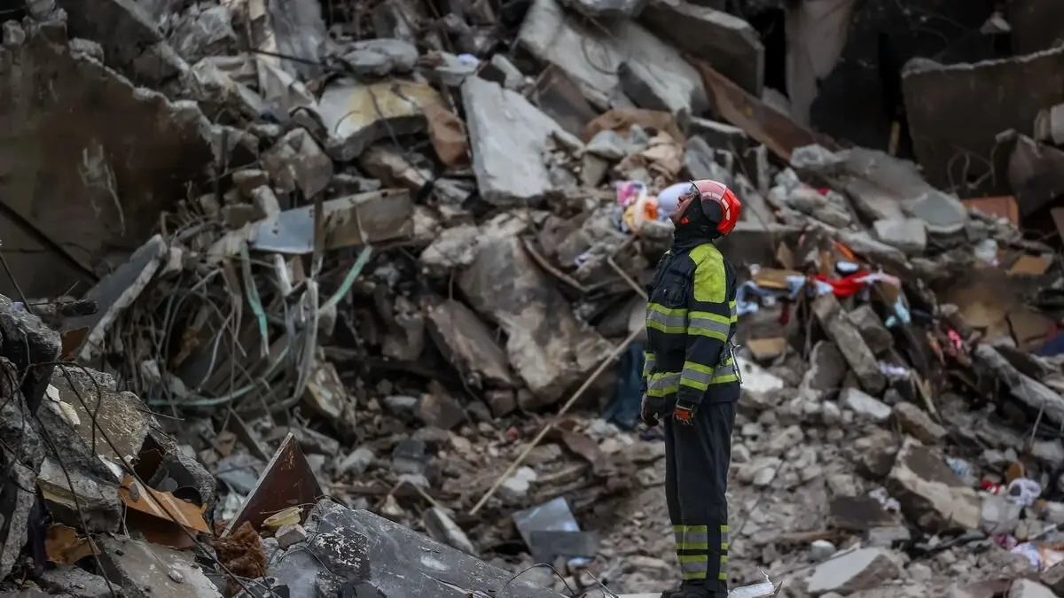 Un bombero ucraniano observa los daños tras un ataque ruso en una imagen de archivo.